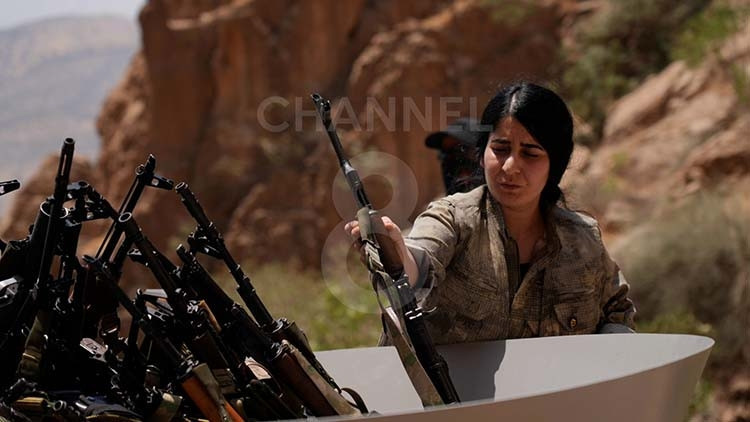 Terör örgütü PKK silah bıraktı: İşte tarihi görüntüler