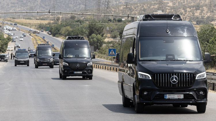 Terör örgütü PKK silah bıraktı: İşte tarihi görüntüler