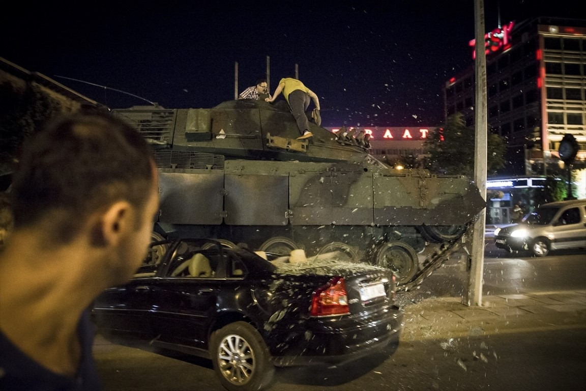 15 Temmuz hain darbe girişiminin üzerinden 9 yıl geçti... Türkiye bu görüntüyü unutmayacak