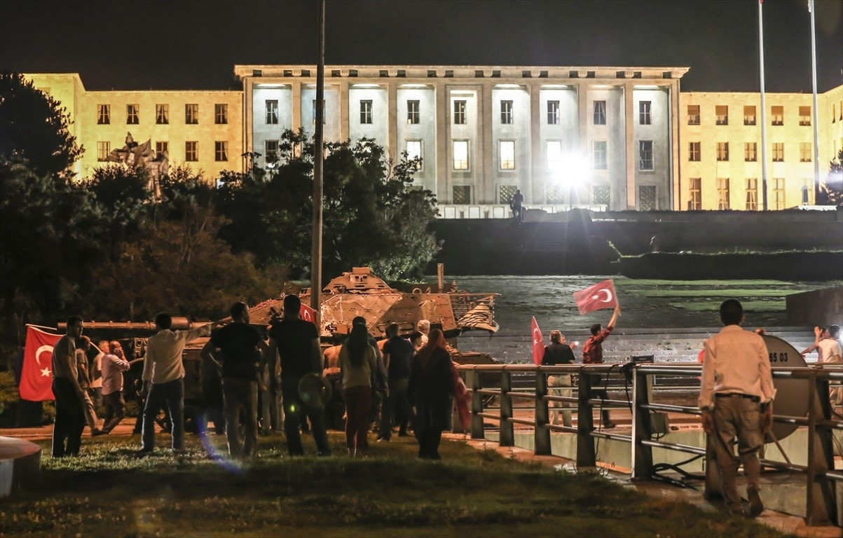 15 Temmuz hain darbe girişiminin üzerinden 9 yıl geçti... Türkiye bu görüntüyü unutmayacak