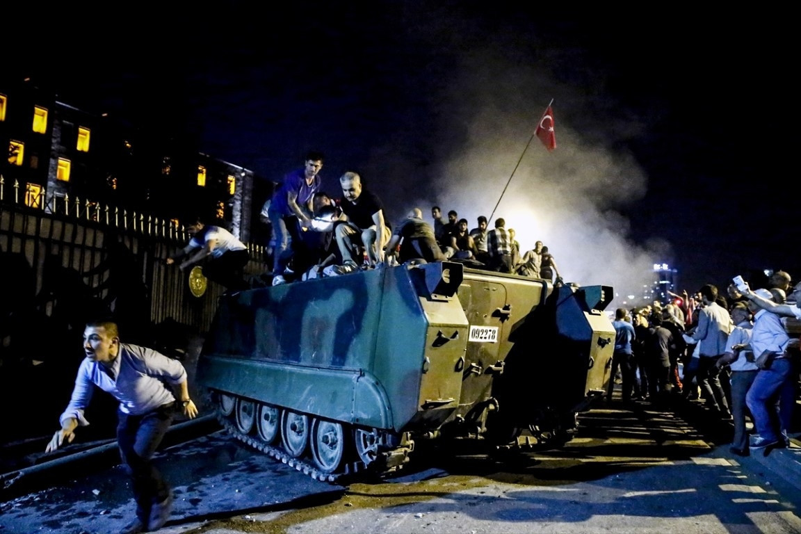 15 Temmuz hain darbe girişiminin üzerinden 9 yıl geçti... Türkiye bu görüntüyü unutmayacak