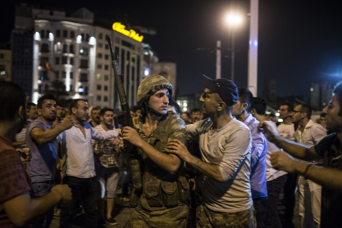 15 Temmuz hain darbe girişiminin üzerinden 9 yıl geçti... Türkiye bu görüntüyü unutmayacak