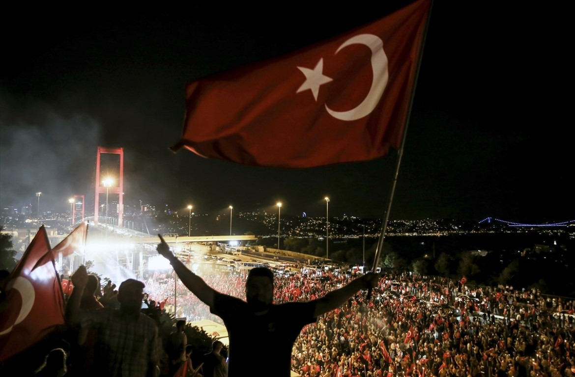 15 Temmuz hain darbe girişiminin üzerinden 9 yıl geçti... Türkiye bu görüntüyü unutmayacak