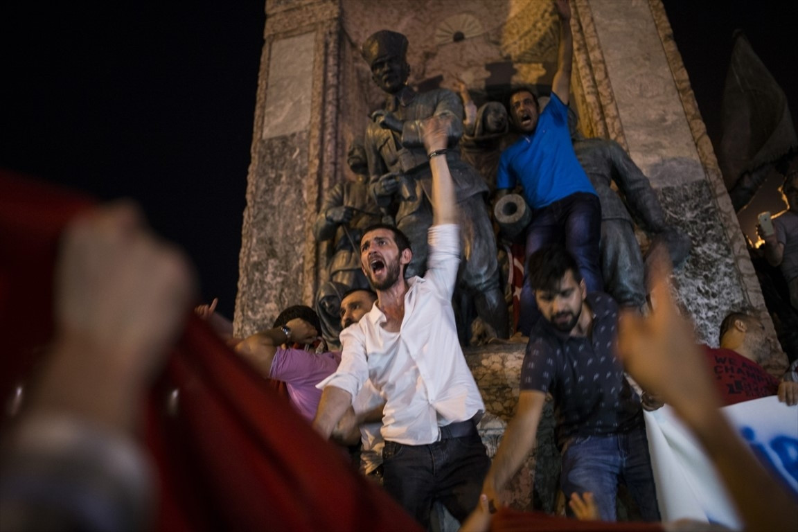 15 Temmuz hain darbe girişiminin üzerinden 9 yıl geçti... Türkiye bu görüntüyü unutmayacak