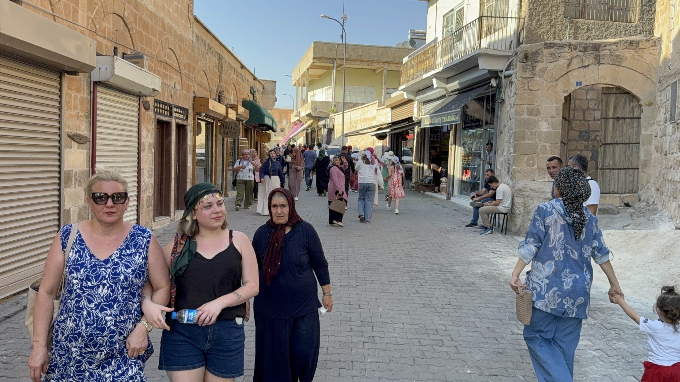 Anormal sıcaklıkların seyrettiği şehre ziyaretçi akını | Dizilerdeki gibi, burayı çok beğendik