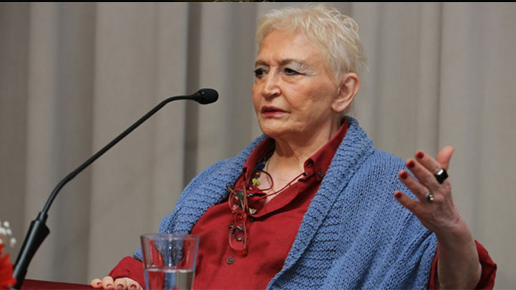 PINAR KÜR KİMDİR
