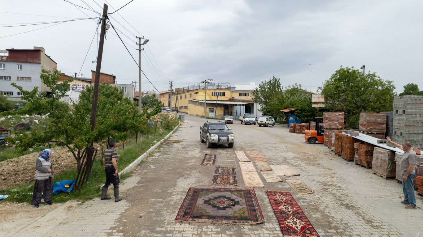 Servet haline gelmesi için yola atıyorlar ve araçlar üzerinden geçiyor ABD başta olmak üzere birçok ülkeye ihraç ediliyor Servet haline gelmesi için yola atıyorlar ve araçlar üzerinden geçiyor ABD başta olmak üzere birçok ülkeye ihraç ediliyor