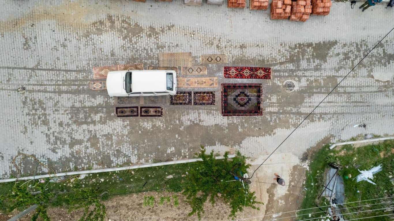 Servet haline gelmesi için yola atıyorlar ve araçlar üzerinden geçiyor ABD başta olmak üzere birçok ülkeye ihraç ediliyor Servet haline gelmesi için yola atıyorlar ve araçlar üzerinden geçiyor ABD başta olmak üzere birçok ülkeye ihraç ediliyor