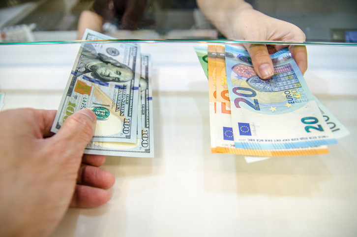 Euro xuống mức thấp nhất 17 tháng so với USD