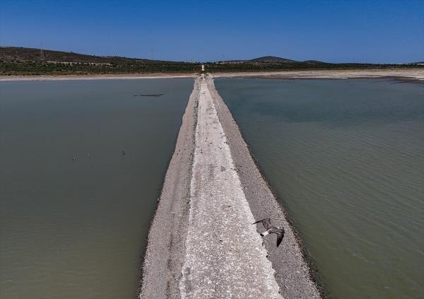 İzmirde barajda su seviyesi düşünce eski İzmir-Çeşme kara yolu ortaya çıktı