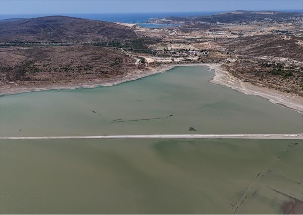 İzmirde barajda su seviyesi düşünce eski İzmir-Çeşme kara yolu ortaya çıktı