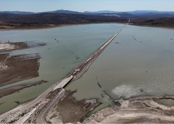 İzmirde barajda su seviyesi düşünce eski İzmir-Çeşme kara yolu ortaya çıktı