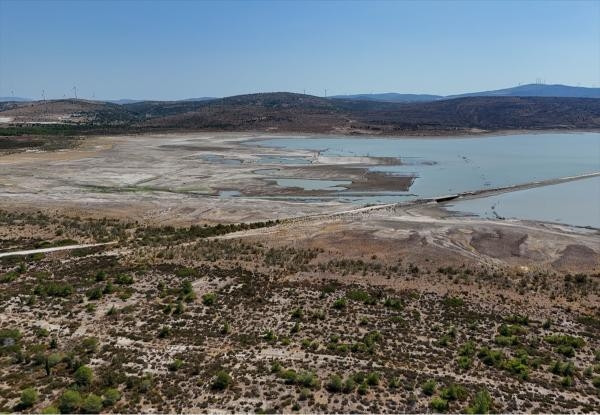 İzmirde barajda su seviyesi düşünce eski İzmir-Çeşme kara yolu ortaya çıktı