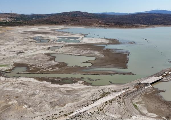İzmirde barajda su seviyesi düşünce eski İzmir-Çeşme kara yolu ortaya çıktı