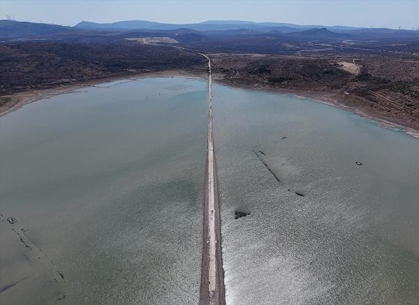 İzmirde barajda su seviyesi düşünce eski İzmir-Çeşme kara yolu ortaya çıktı