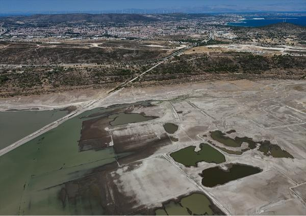 İzmirde barajda su seviyesi düşünce eski İzmir-Çeşme kara yolu ortaya çıktı