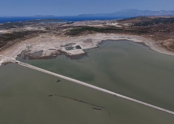 İzmirde barajda su seviyesi düşünce eski İzmir-Çeşme kara yolu ortaya çıktı