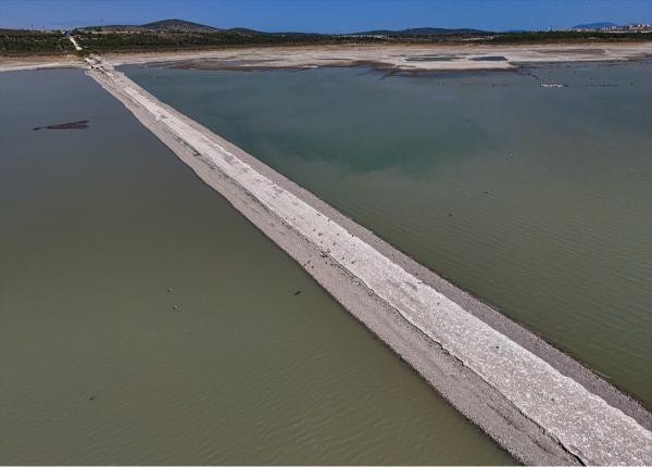 İzmirde barajda su seviyesi düşünce eski İzmir-Çeşme kara yolu ortaya çıktı