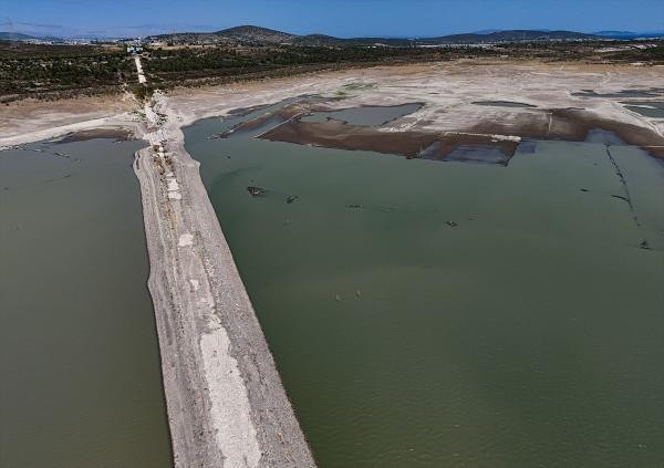 İzmirde barajda su seviyesi düşünce eski İzmir-Çeşme kara yolu ortaya çıktı