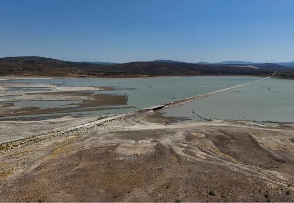İzmirde barajda su seviyesi düşünce eski İzmir-Çeşme kara yolu ortaya çıktı