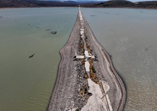 İzmirde barajda su seviyesi düşünce eski İzmir-Çeşme kara yolu ortaya çıktı