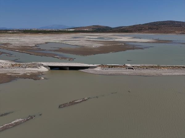 İzmirde barajda su seviyesi düşünce eski İzmir-Çeşme kara yolu ortaya çıktı