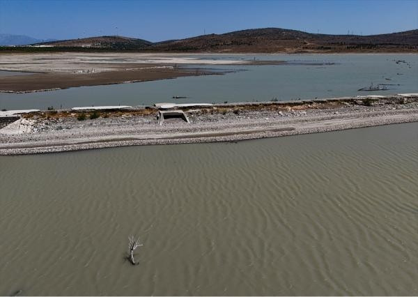 İzmirde barajda su seviyesi düşünce eski İzmir-Çeşme kara yolu ortaya çıktı