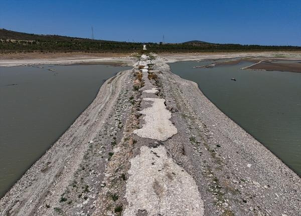 İzmirde barajda su seviyesi düşünce eski İzmir-Çeşme kara yolu ortaya çıktı