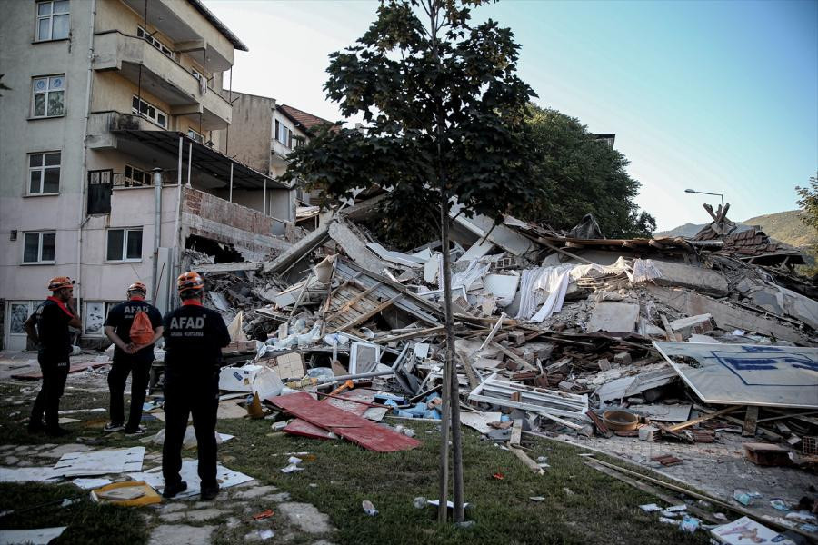 Balıkesirdeki 6.1lik depremin yarattığı hasar ajans fotoğraflarına böyle yansıdı