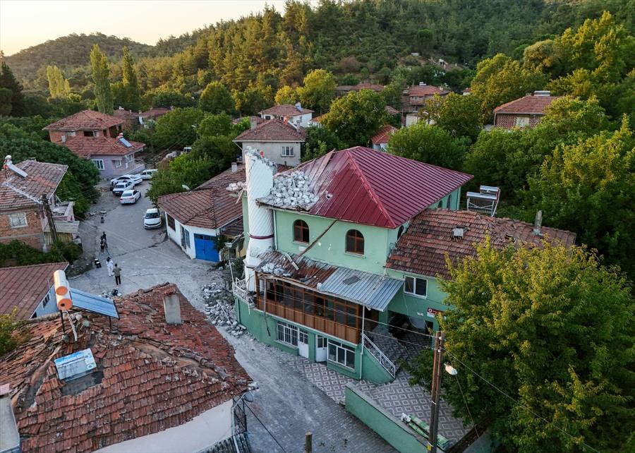Balıkesirdeki 6.1lik depremin yarattığı hasar ajans fotoğraflarına böyle yansıdı