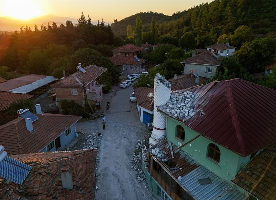 Balıkesirdeki 6.1lik depremin yarattığı hasar ajans fotoğraflarına böyle yansıdı