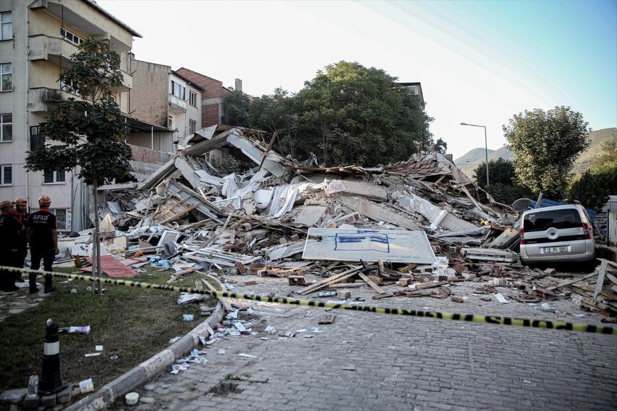 Balıkesirdeki 6.1lik depremin yarattığı hasar ajans fotoğraflarına böyle yansıdı