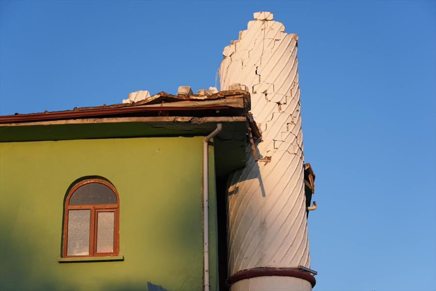 Balıkesirdeki 6.1lik depremin yarattığı hasar ajans fotoğraflarına böyle yansıdı