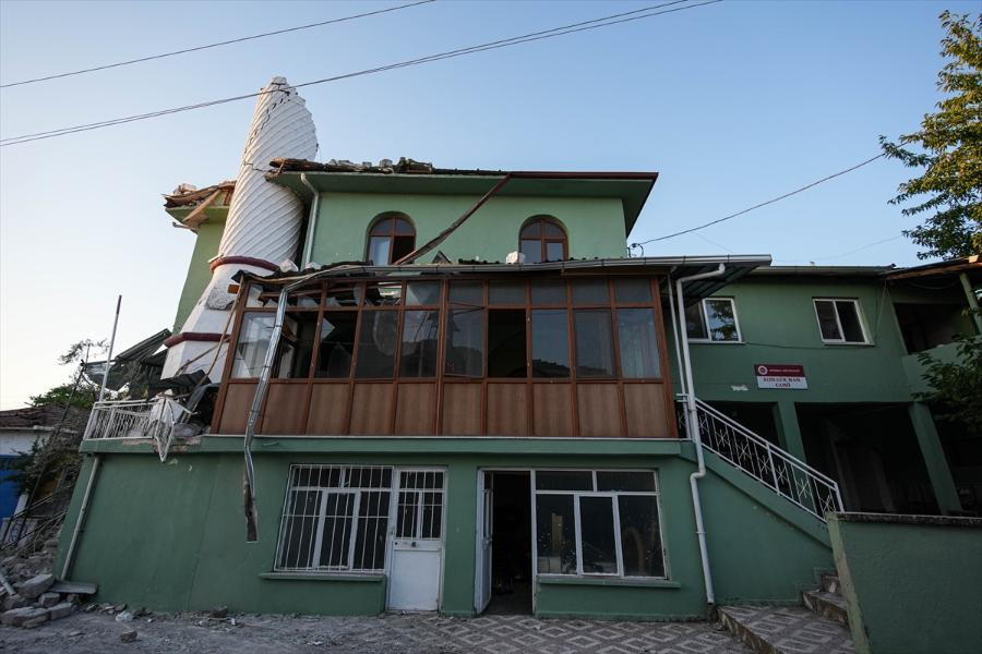 Balıkesirdeki 6.1lik depremin yarattığı hasar ajans fotoğraflarına böyle yansıdı