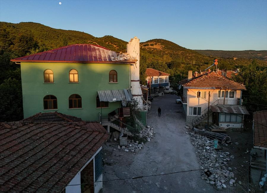 Balıkesirdeki 6.1lik depremin yarattığı hasar ajans fotoğraflarına böyle yansıdı