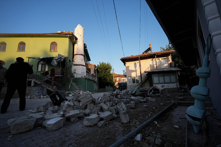 Balıkesirdeki 6.1lik depremin yarattığı hasar ajans fotoğraflarına böyle yansıdı