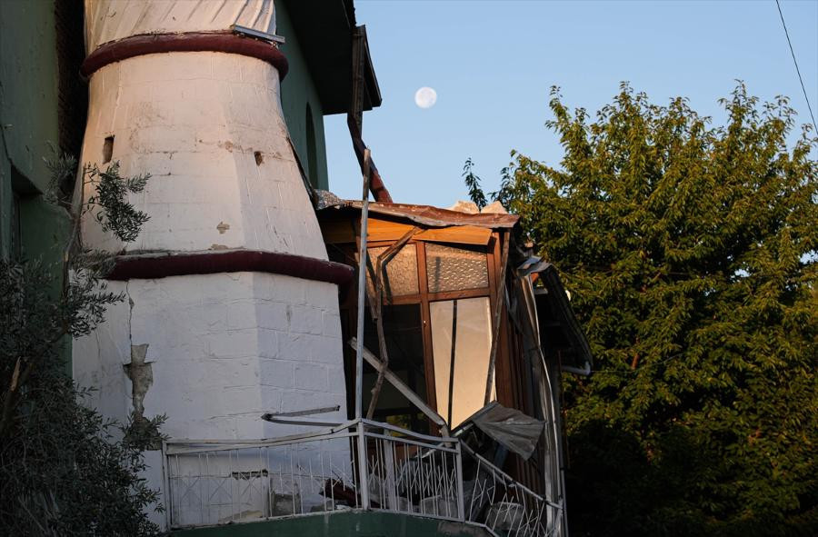 Balıkesirdeki 6.1lik depremin yarattığı hasar ajans fotoğraflarına böyle yansıdı