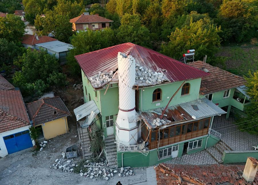 Balıkesirdeki 6.1lik depremin yarattığı hasar ajans fotoğraflarına böyle yansıdı