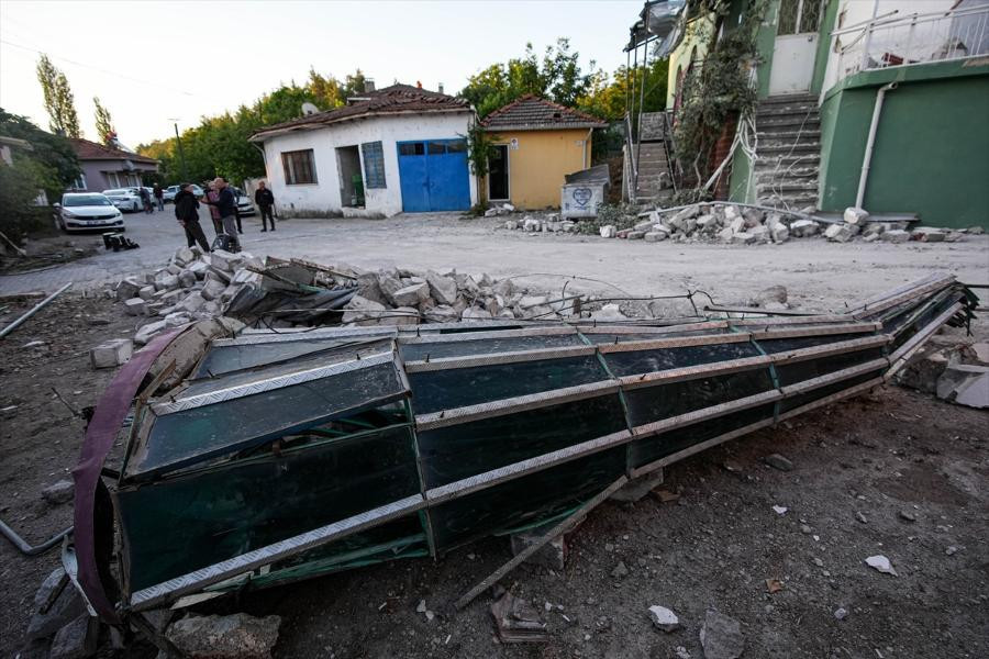 Balıkesirdeki 6.1lik depremin yarattığı hasar ajans fotoğraflarına böyle yansıdı