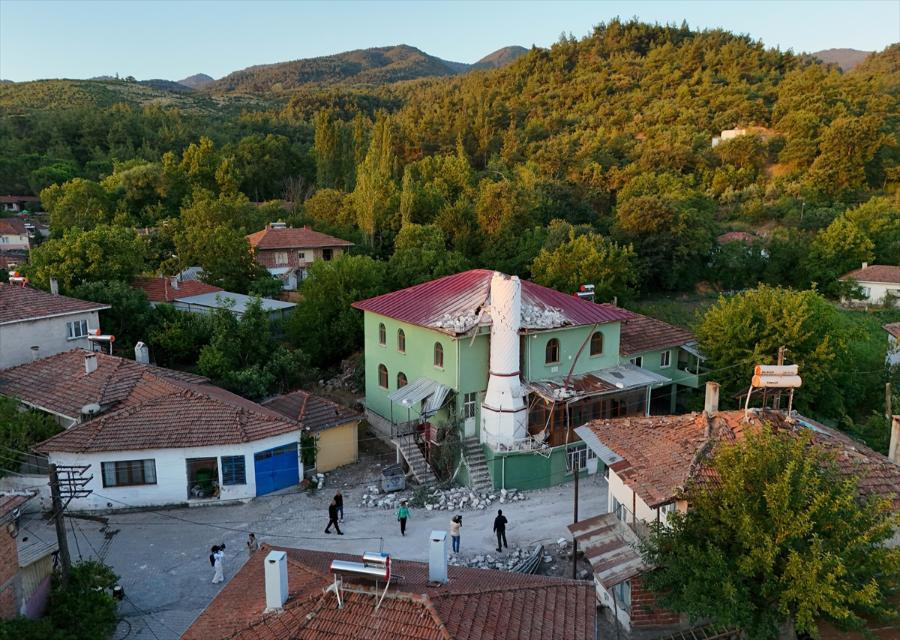 Balıkesirdeki 6.1lik depremin yarattığı hasar ajans fotoğraflarına böyle yansıdı