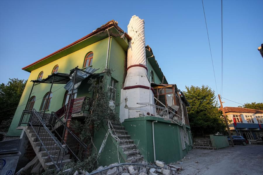 Balıkesirdeki 6.1lik depremin yarattığı hasar ajans fotoğraflarına böyle yansıdı