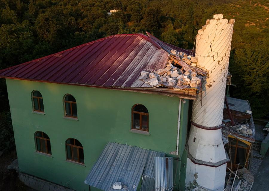 Balıkesirdeki 6.1lik depremin yarattığı hasar ajans fotoğraflarına böyle yansıdı