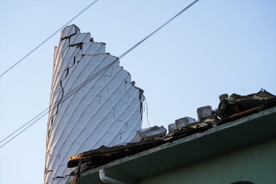 Balıkesirdeki 6.1lik depremin yarattığı hasar ajans fotoğraflarına böyle yansıdı