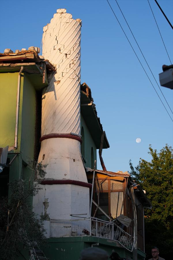 Balıkesirdeki 6.1lik depremin yarattığı hasar ajans fotoğraflarına böyle yansıdı