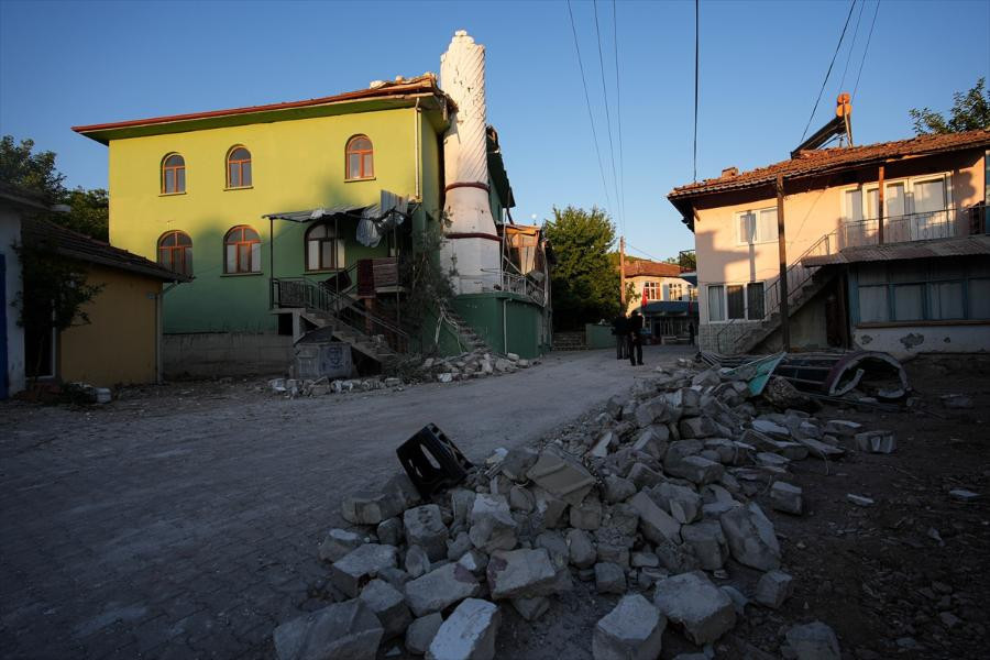 Balıkesirdeki 6.1lik depremin yarattığı hasar ajans fotoğraflarına böyle yansıdı