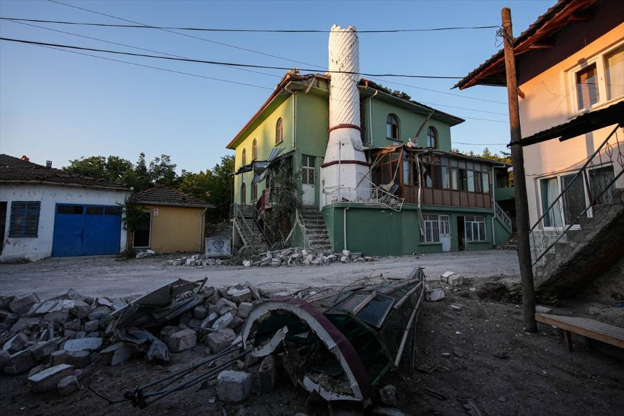 Balıkesirdeki 6.1lik depremin yarattığı hasar ajans fotoğraflarına böyle yansıdı