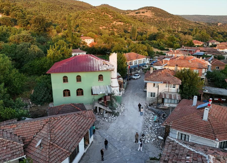 Balıkesirdeki 6.1lik depremin yarattığı hasar ajans fotoğraflarına böyle yansıdı
