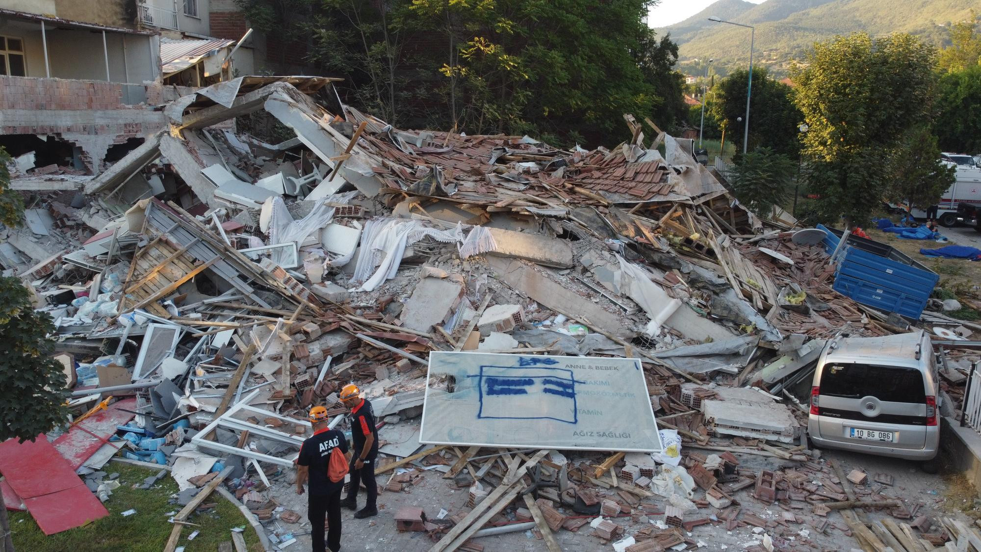 Balıkesirdeki 6.1lik depremin yarattığı hasar ajans fotoğraflarına böyle yansıdı