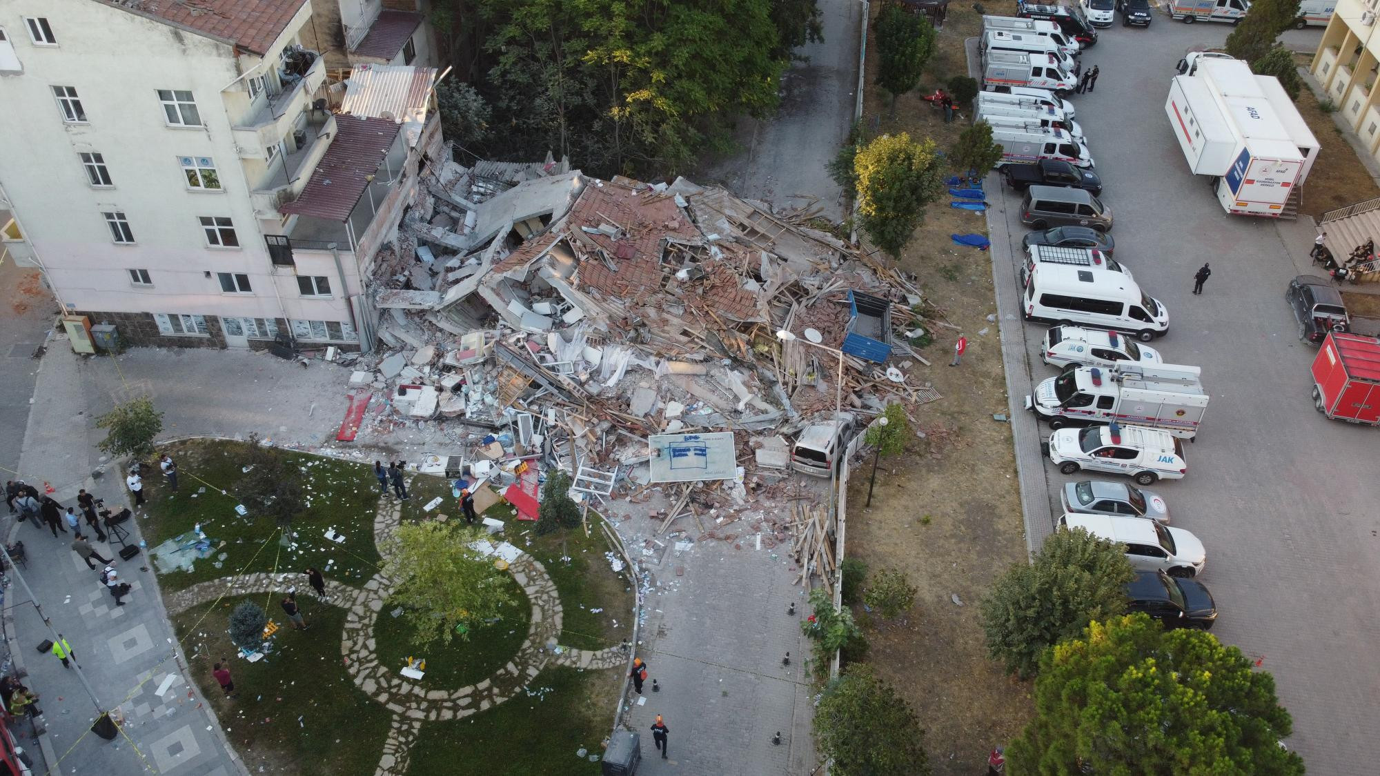 Balıkesirdeki 6.1lik depremin yarattığı hasar ajans fotoğraflarına böyle yansıdı