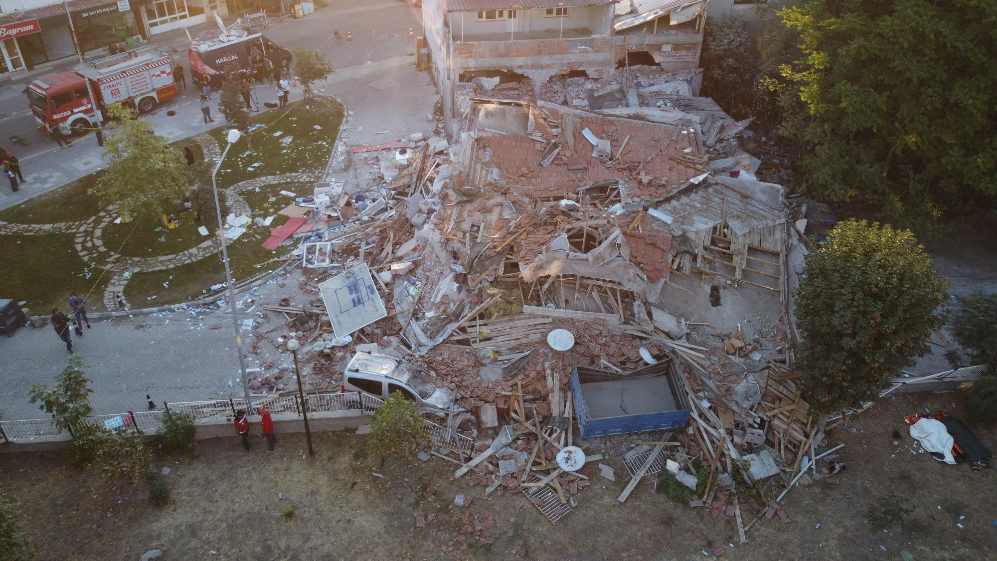 Balıkesirdeki 6.1lik depremin yarattığı hasar ajans fotoğraflarına böyle yansıdı